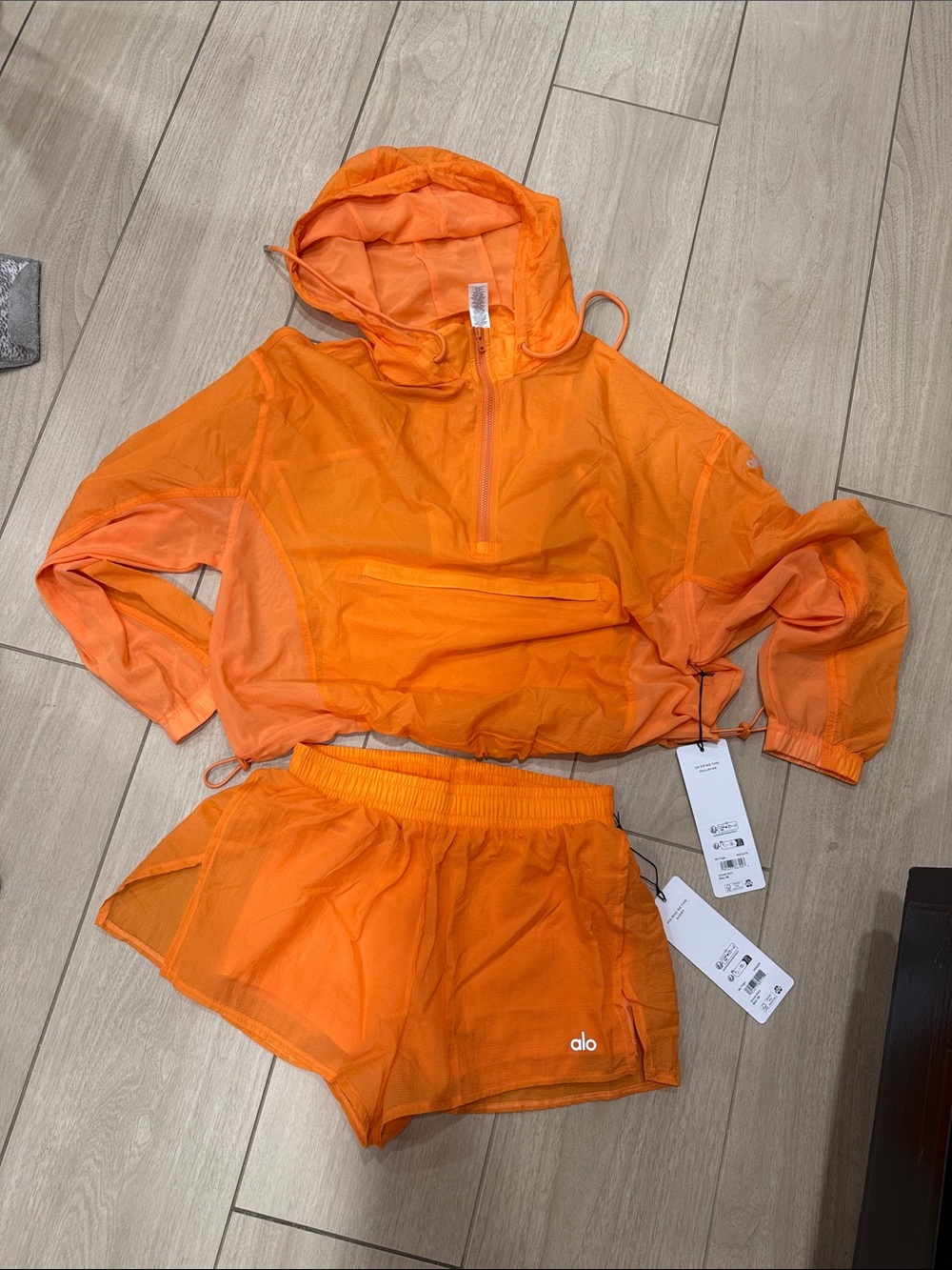 ALO Yoga Women’s Orange Athletic Set - Picture 1 of 6